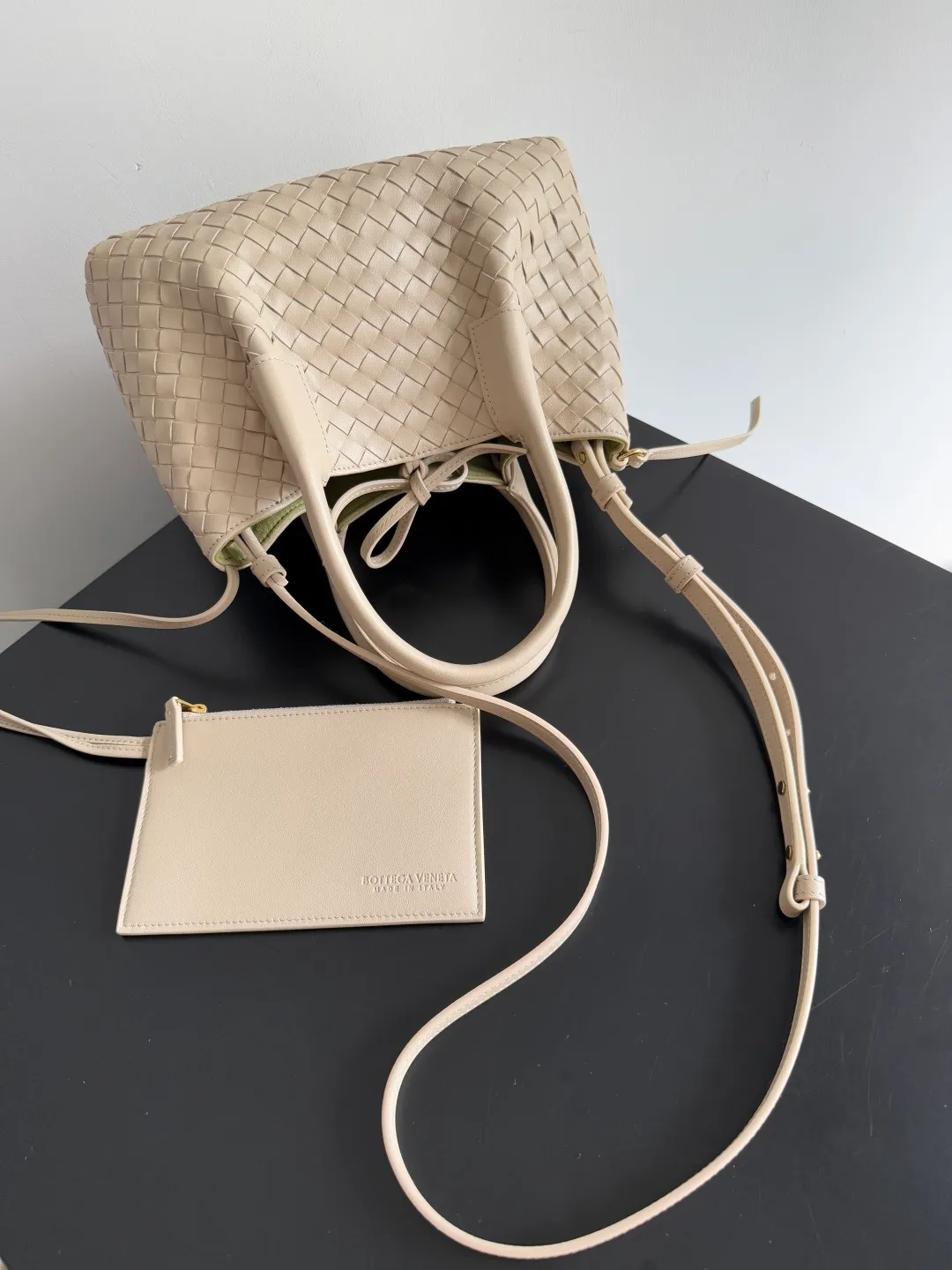 Batch 1660 BOTTEGA VENETA 2025 new product pinacoteca has super soft leather, and the weaving function, practicality and relaxed fashion sense have not fallen behind❤️‍🔥Amway has given sisters a must-have bag when going out. The size of the bag also accurately meets the commuting needs of urban beauties. It can accommodate mobile phones, keys, lipstick, powder, sunscreen, shopping bags...all of it! ! ! 🔥The capacity should not be underestimated~ It does not choose people, clothes, or occasions. With its majestic curved outline, exquisite woven texture, delicate edges and rounded handles, this woven vegetable basket bag truly achieves the goal of "dressing up and being fashionable without getting in the way"~ Are you interested in Jimei? Style number: 819004 Size: 24*15*12cm